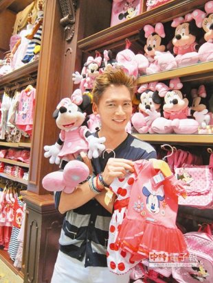 ↑溫昇豪買４萬多台幣禮物送給女兒及朋友。