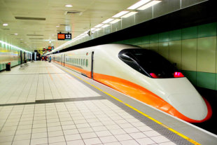 國慶連假從本週五（9日到11日）開始，高鐵局表示，8日至12日加開班次，每日運量估計約20萬人次，較平常運能提升11%。