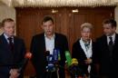 De G. à D: l'ex-président ukrainien Leonid Kuchma, le séparatiste prorusse Alexander Zakharchenko, la représentante de l'OSCE Heidi Tagliavini et l'ambassadeur russe Mikhail Zurabov, le 5 septembre 2014 à Minsk
