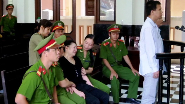 Nguyên nữ GĐ BV Tâm thần Tiền Giang cởi áo tại tòa 698403-20140331-064808-386