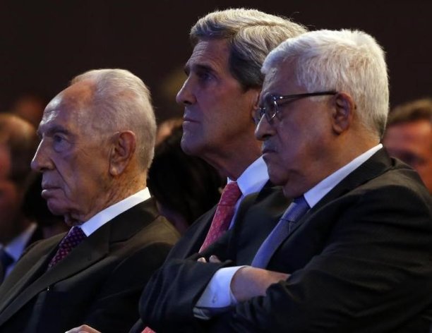 Le président israélien Shimon Peres (à gauche) et le président de l'Autorité palestinienne Mahmoud Abbas (à droite), ici aux côtés du chef de la diplomatie américaine John Kerry, se rencontreront au Vatican le 8 juin et prieront avec le pape François pour la paix. /Photo prise le 26 mai 2013/REUTERS/Jim Young