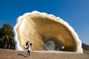黃金海珍珠是旗津海岸公園修復工程後打造的公共藝術造景。（圖片來源／高雄市政府）