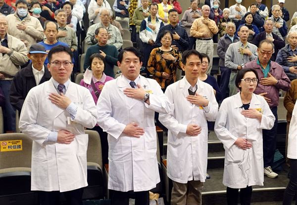 台灣胸腔暨重症加護醫學會醫事群帶領民眾一起做「噘嘴腹式呼吸」。