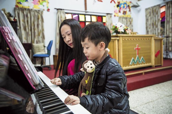 楊恩典一家人幾乎每週都回六龜育幼院教會做禮拜。禮拜後，小兒子練習彈琴，楊恩典在一旁相伴。