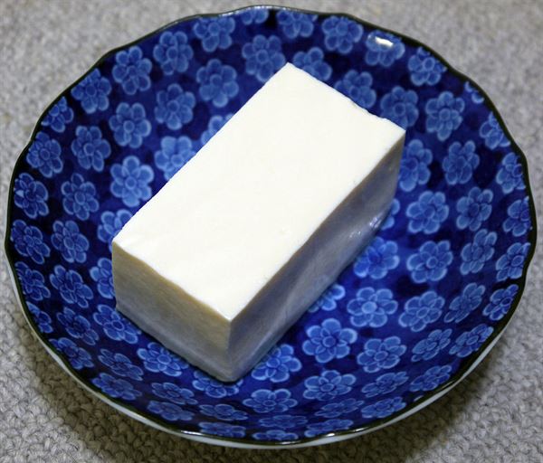 傳統豆腐與盒裝嫩豆腐的熱量不高，飽足感也夠，是減肥族的救星。（圖片／取材自維基百科）
