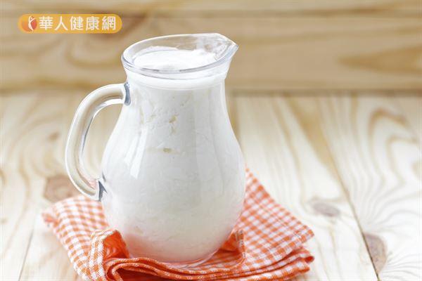 克菲爾是一種牛奶發酵飲料，富含有益腸道的益生菌。