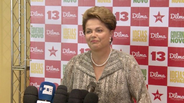 Dilma aparece na frente nas pesquisas (Foto: AFP)