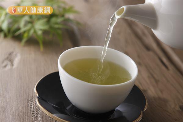 研究指出，綠茶中的兒茶素能加速基礎代謝率、增加熱量的消耗，還能抑制脂肪形成。