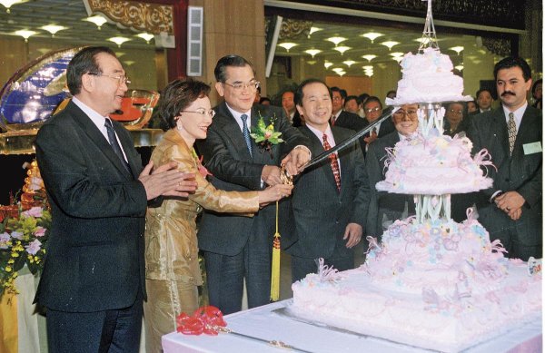 朱婉清（左2）任央廣董事長時，還和時任副總統的連戰（左3）一起開心切蛋糕，與連家的好交情不言而喻。（中央社）