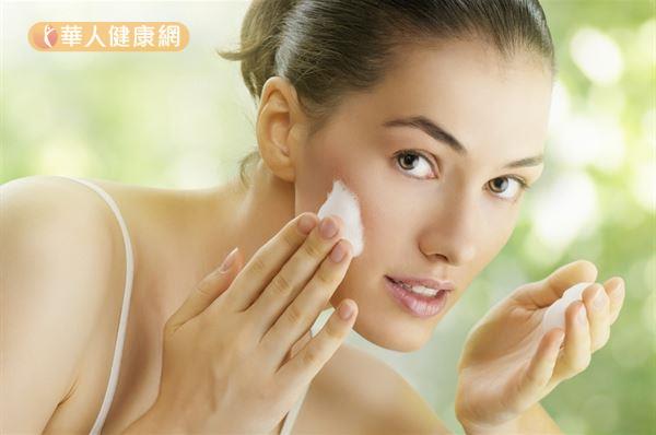 為了美白，使用美白洗面乳加強洗臉的意義並不大。