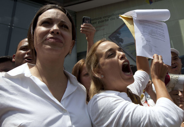 María Corina Machado (i) junto a Lilian Tintori, la mujer de Leopoldo López, durante las manifestaciones contra Maduro en Venezuela. (AP). 