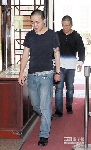 台北地院9日審理信義區夜店殺警案，被告萬少丞（左）等人出庭。（趙雙傑攝）