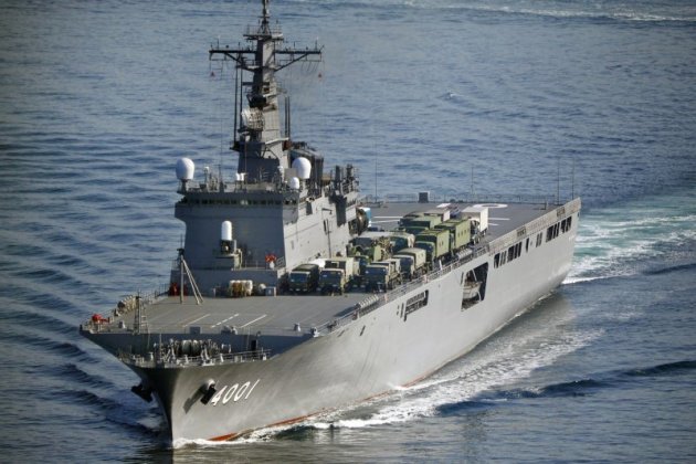 日本自衛隊的大隅級運輸艦4日載運愛國者三型飛彈在瀨戶內海航行。（美聯社）
