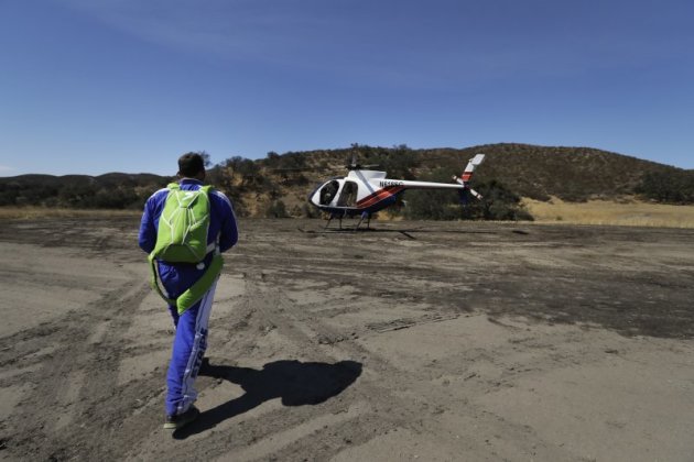 美國跳傘好手艾金斯（Luke Aikins）30日創下新紀錄：不使用降落傘，從約25000英尺的高空一躍而下，安全降落地面（美聯社）