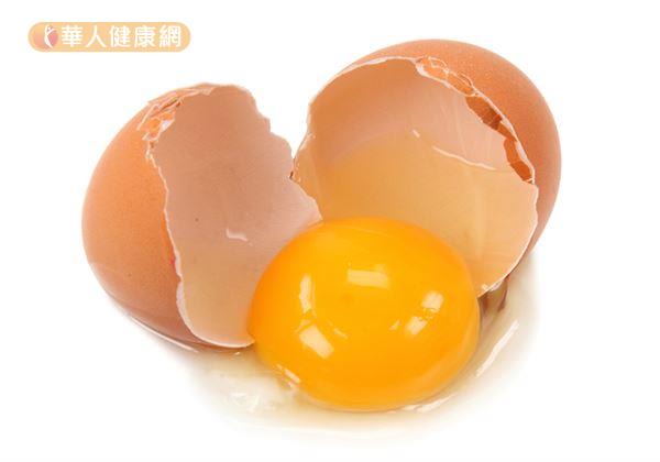 蛋黃含有豐富的維生素B12成分，能促進紅血球形成及再生、維護神經系統健康。此外，雞蛋全蛋更是提供人體多種必須胺基酸的「完全蛋白質」食物，可以適度替代日常飲食中肉類食物。