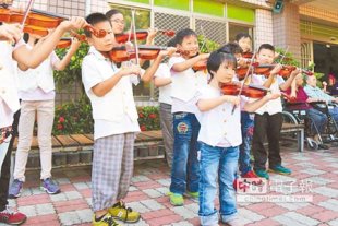 13位小小提琴手，首度到屏東的迦南身心障礙養護院義演。（許智鈞攝）