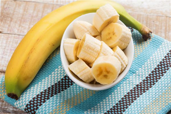 香蕉含有豐富的色胺酸，搭配牛奶可以共同舒緩壓力，幫助入睡。