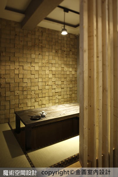 駱中揚設計師以格柵搭配墊高的榻榻米區隔用餐區，立體牆面展現質感內斂的日式美學。