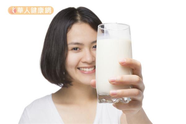 若體內缺乏鈣質，可能導致骨質疏鬆或其他疾病，建議透過方便取得的牛奶來補充鈣質。