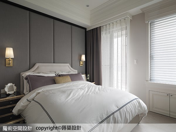調光簾與窗紗布簾的混搭使用，讓窗景與光氛豐富多變化。