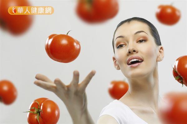 康鍾禧中醫師建議，夏日適度攝取水梨、蕃茄、西瓜等清熱解渴的食物，有助預防中暑。