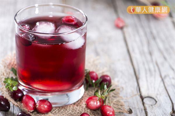 國外研究顯示，適量飲用蔓越莓汁，有助保護心血管健康。