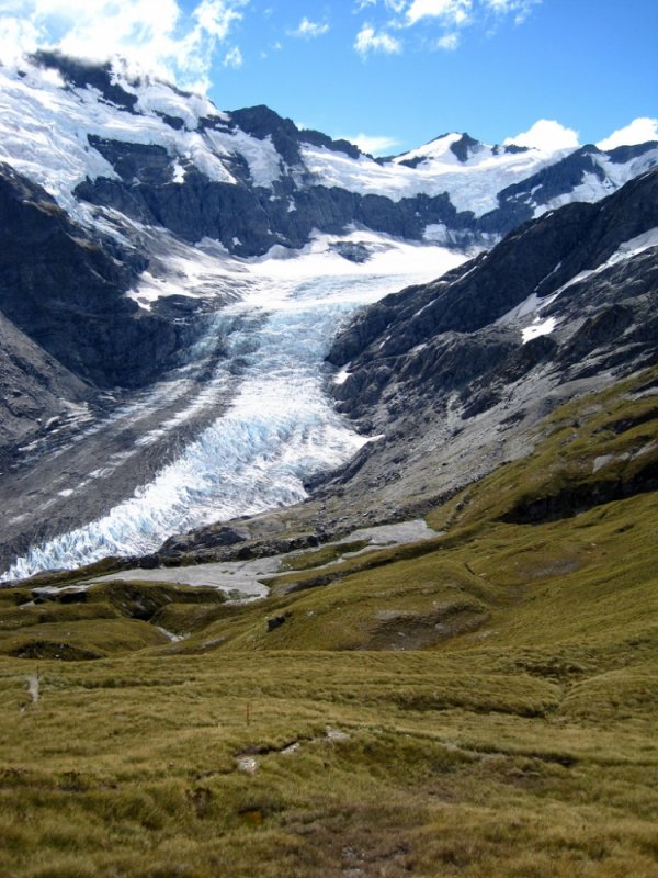 沿著山谷走可以欣賞整片壯闊的高山草原，運氣好的話還能看到冰河喔！ 圖片來源：Eli Duke/flickr