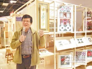 文史工作者康錫諾耗時20年收藏、攝影紀錄全台灣的彩瓷花磚。（陳心瑜攝）