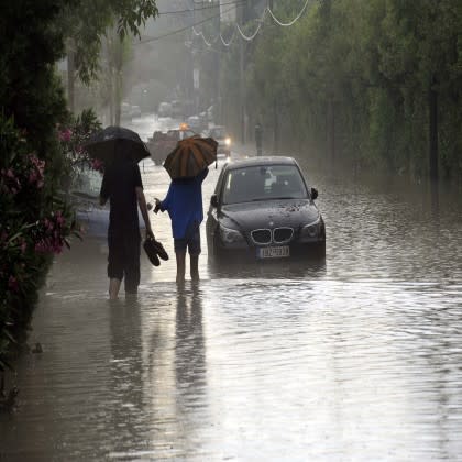 Ελλάδα δυο... καιρών: Στη μισή χώρα βρέχει, στην άλλη μισή έχει... καλοκαίρι