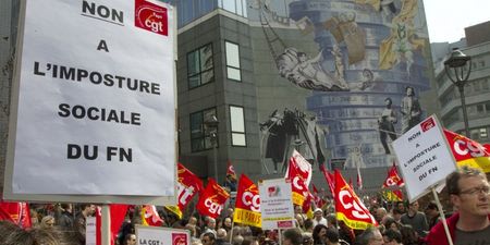 Des personnes participent à un rassemblement devant le siège de la CGT, en mars 2011 à Montreuil, contre un délégué CGT qui s'est présenté comme candidat du Front national aux élections cantonales en Moselle