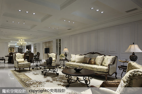 客廳天花以立體格狀勾勒線板，將簡約元素融入美式新古典風格，呼應整體優雅調性。