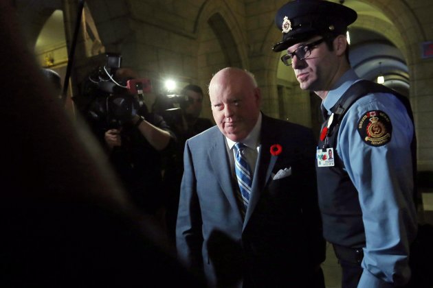 Senator Mike Duffy arrives at the Senate on Parliament Hill in Ottawa in this October 28, 2013 file photo. The Senate voted November 5, 2013 to suspend senators Duffy, Patrick Brazeau and Pamela Wallin without pay. REUTERS/Chris Wattie/Files (CANADA - Tags: POLITICS)