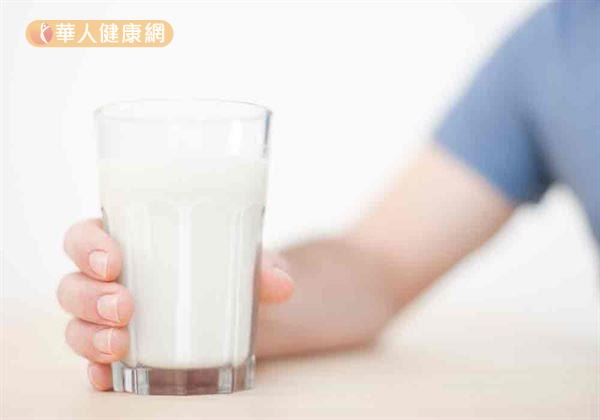 營養師指出，一般牛奶的鈣質含量雖然高，但其吸收率約只有30%至32%。