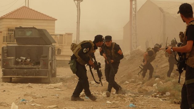 Soldados iraquíes se defienden de un ataque del grupo extremista Estado Islámico durante una tormenta de arena en Ramadi, Irak, el 14 de mayo del 2015. (AP Foto)
