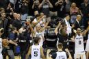 Los jugadores de los San Antonio Spurs festejan el título de la NBA después de ganar en el quinto partido de la final a Miami Heat, el 15 de junio de 2014, en San Antonio, Texas