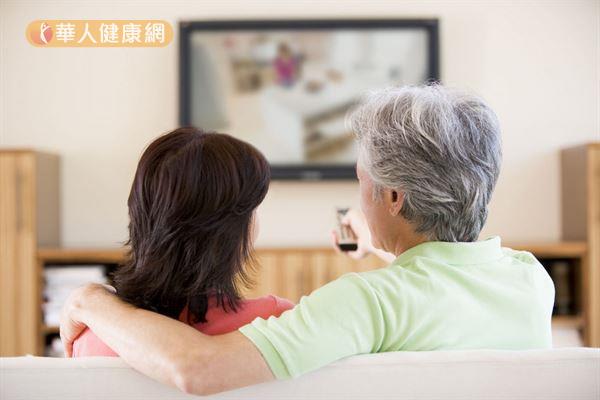國外研究顯示，久坐看電視，對健康有各種不良影響！