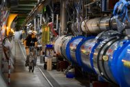 Funcionário anda de bicileta pelo túnel do CERN, em Meyrin, Suíça, em 19 de julho de 2013