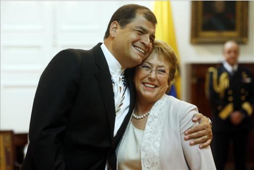 Fotografía tomada el pasado 13 de mayo en la que se registró a la presidenta de Chile, Michelle Bachelet (d), al recibir a su homólogo ecuatoriano, Rafael Correa (i), en el Palacio de La Moneda de Santiago de Chile. EFE/Archivo