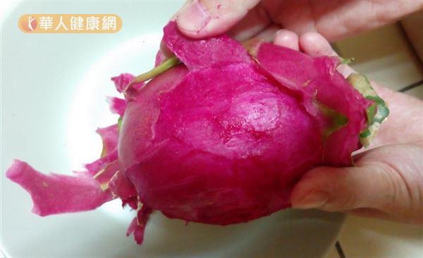 火龍果果實與果皮中間的粉紅色內皮，是「甜菜紅素」含量最高的地方。（攝影／黃惠姍）