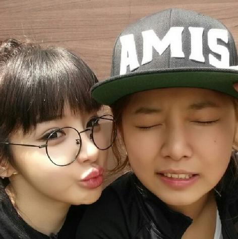 「Roommate」朴春，和宋佳妍的親密合影「和漂亮的妹妹一起」