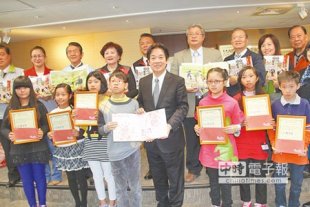 8位小朋友聯手寫出一本客家繪本書籍，將用為國小客語教學，他們將簽名書贈送台南市長賴清德（前排中）。（程炳璋攝）