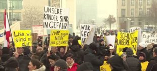 德國少女莉莎改口說「遭移民性侵」是捏造的，大批右翼民眾走上為她街頭，認為她遭到政府施壓才改變說法。(photo by YouTube影片截圖)