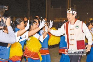 馬英九總統（右）於全國原住民族運動會開幕活動中，與原民選手擊掌共舞。（沈揮勝攝）