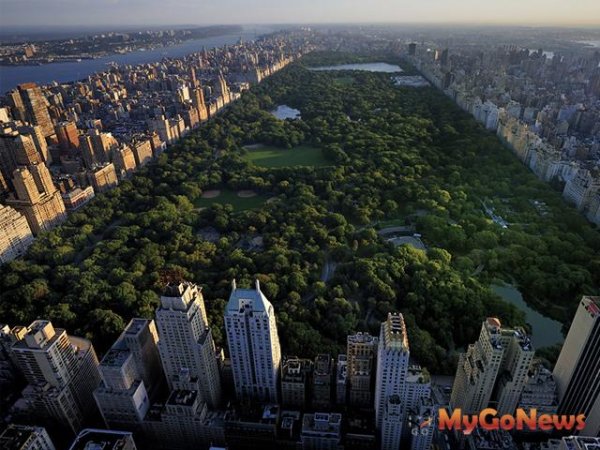 紐約中央公園旁的頂級住宅，可以無視景氣讓房價持續增值，買區域「指標建築」是房地產不敗的絕對法則。
