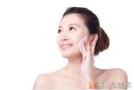 臉部的皮膚相當細緻、脆弱，要溫和地對待，洗臉時更應控制力道，勿過度拉扯，才不會清潔保養不成，反而增加肌膚的負擔。