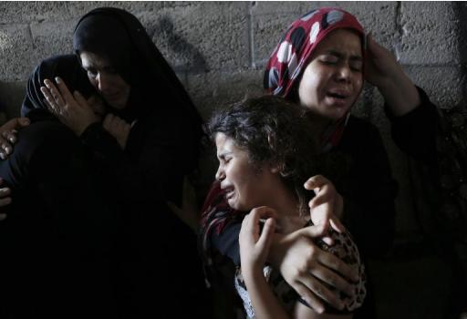Familiares choram durante funeral de Hasan Baker, em Gaza, em 22 de julho de 2014. A ofensiva israelense matou em sua grande maioria civis