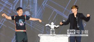 小豬（右）和憲哥跟著機器人手舞足蹈。（盧禕祺攝）