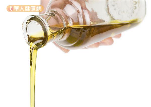正確選擇烹調用油才能吃出健康！建議油炸可使用椰子油，涼拌可採用橄欖油。
