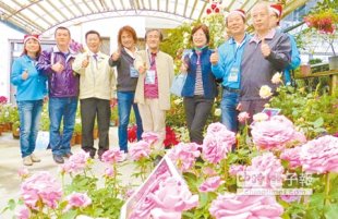 田尾花農許古意（右二）27日發表新品玫瑰，日本玫瑰花育種達人木村卓功（左四）也專程造訪交流。（鐘武達攝）
