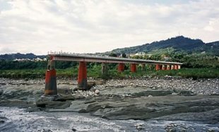 梅子鐵橋曾於2006年6月與2008年間遭豪大雨沖斷。(photo by wikipedia)